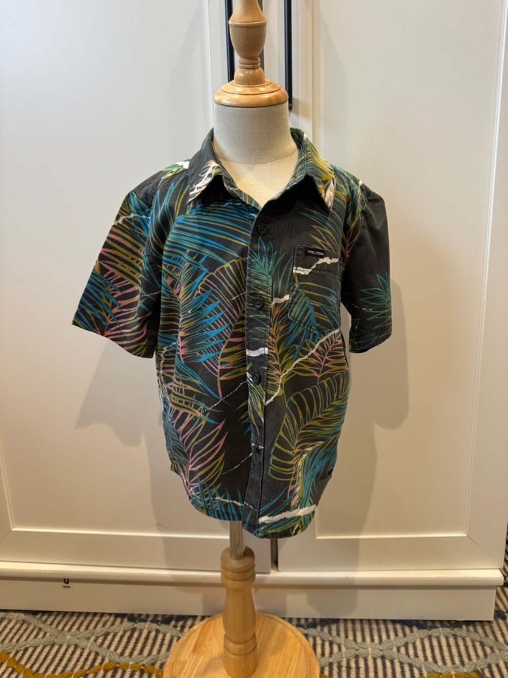 Volcom 4T Black Tropical Leaf Print short sleeve button-down shirt